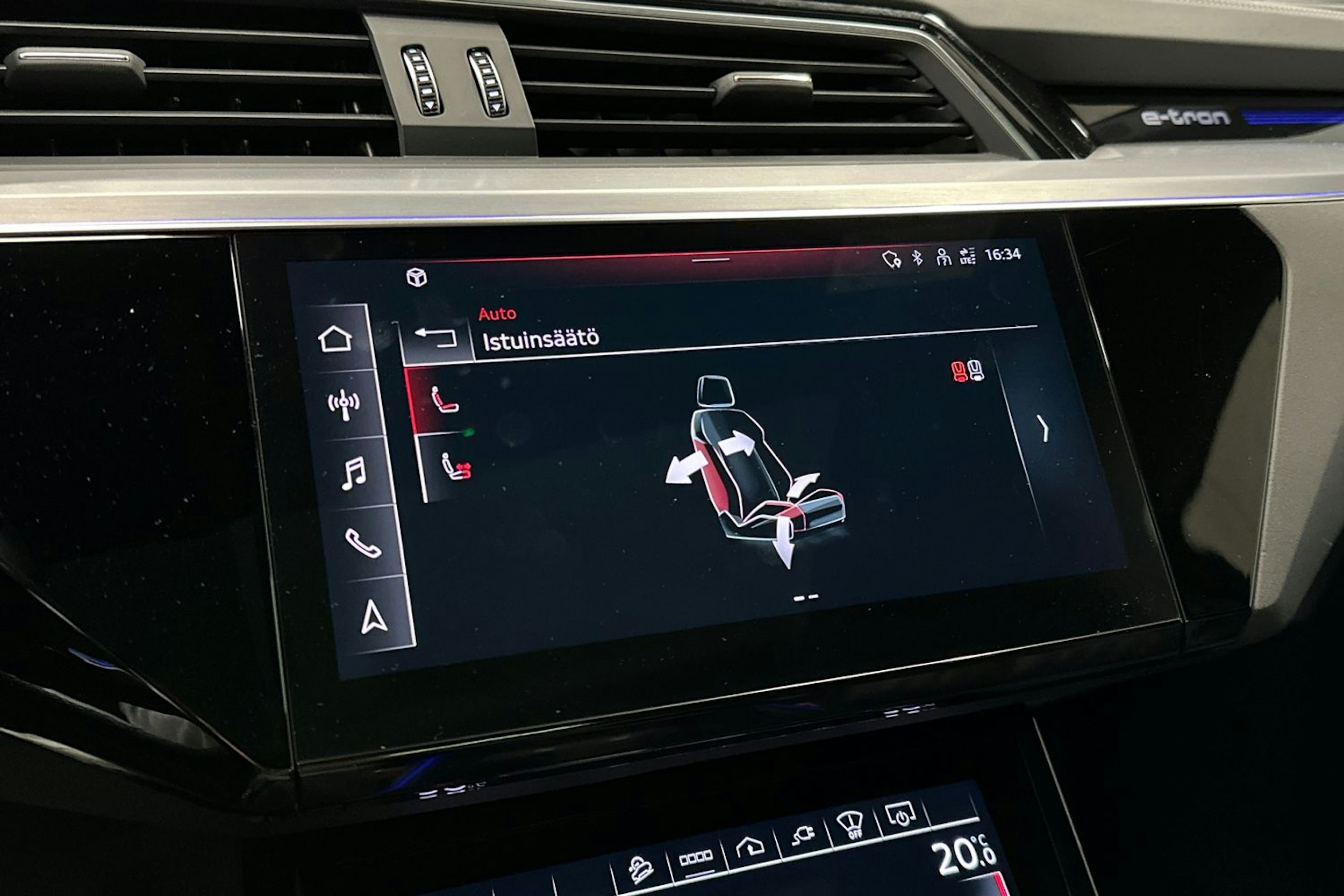 harmaa Audi e-tron 2022 kuva 24.