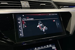 harmaa Audi e-tron 2022 kuva 24.