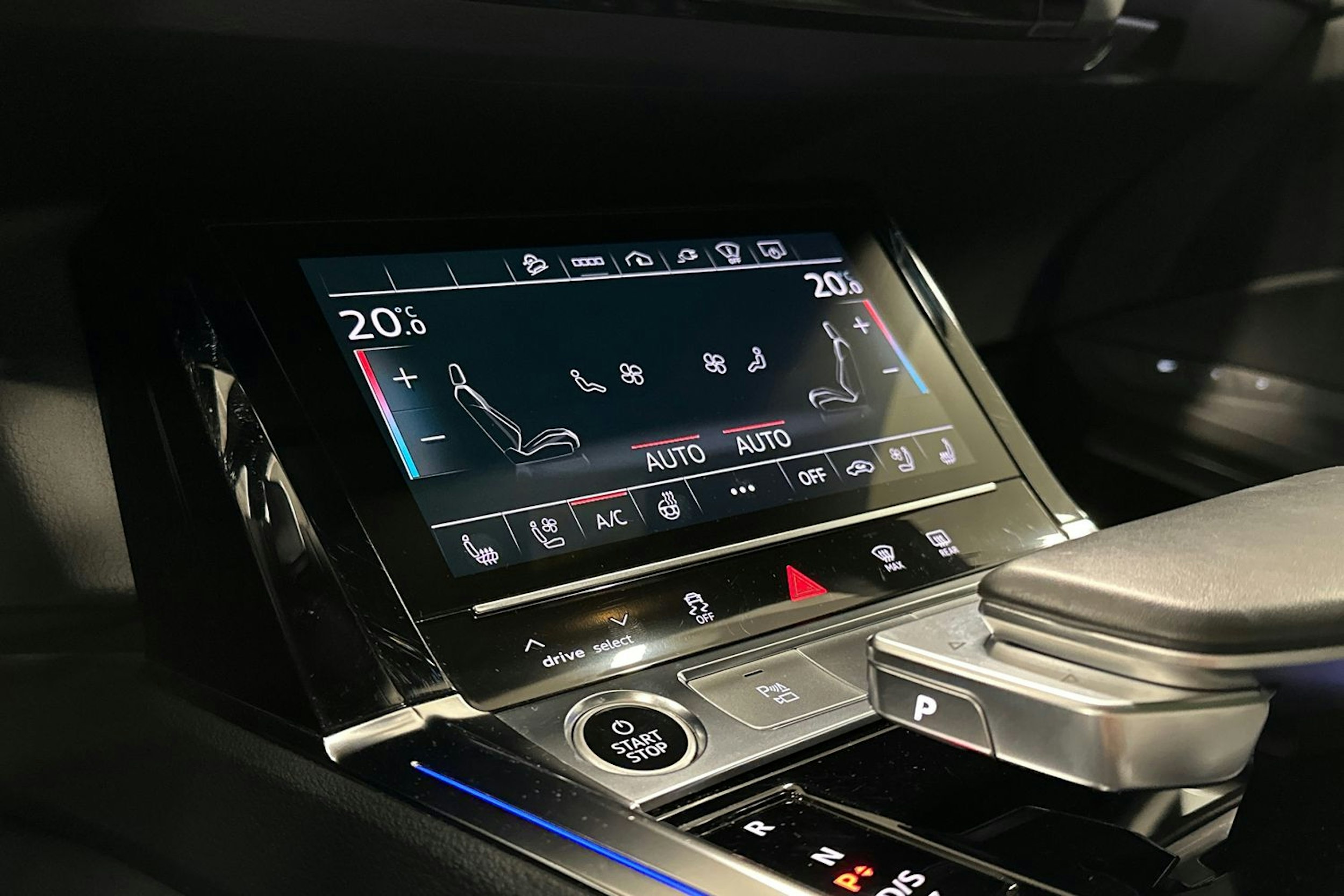 harmaa Audi e-tron 2022 kuva 25.