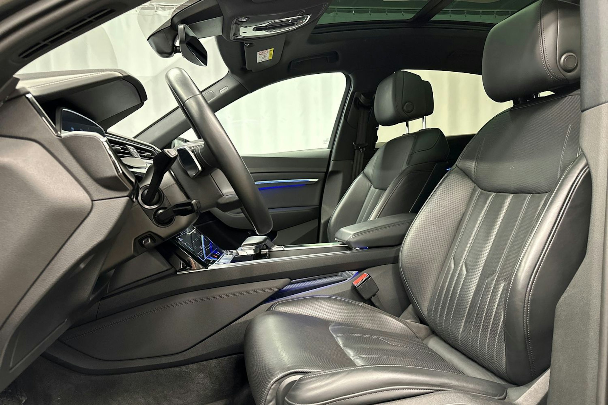 harmaa Audi e-tron 2022 kuva 26.