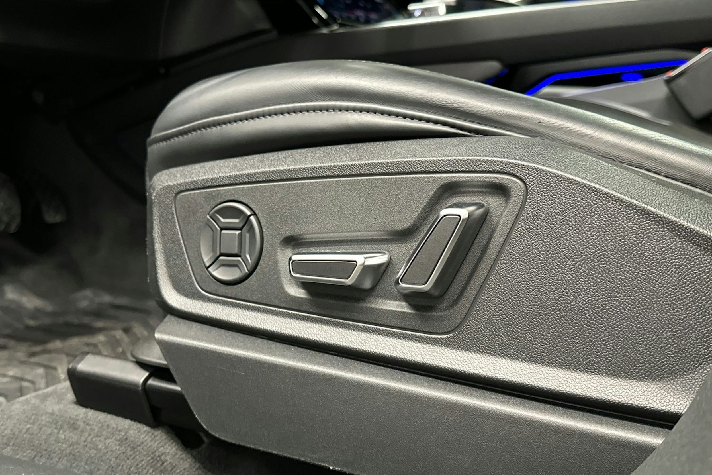 harmaa Audi e-tron 2022 kuva 27.