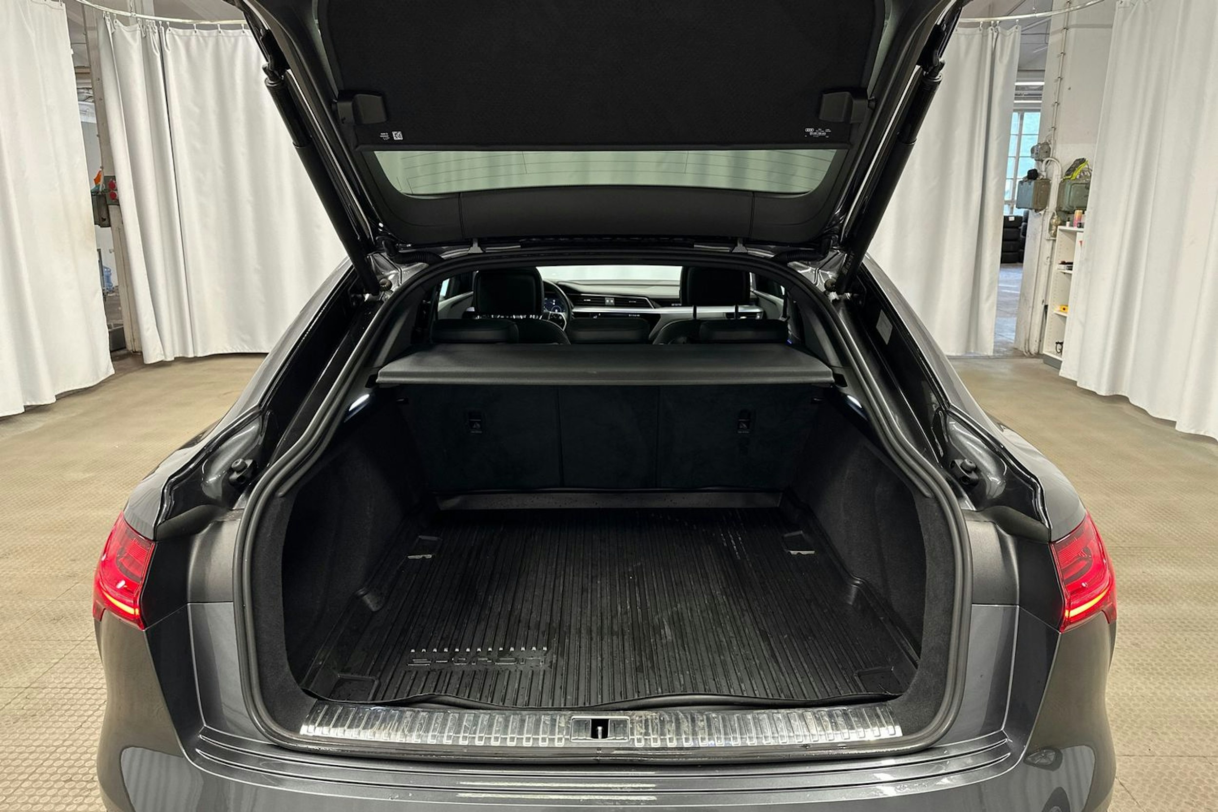 harmaa Audi e-tron 2022 kuva 31.