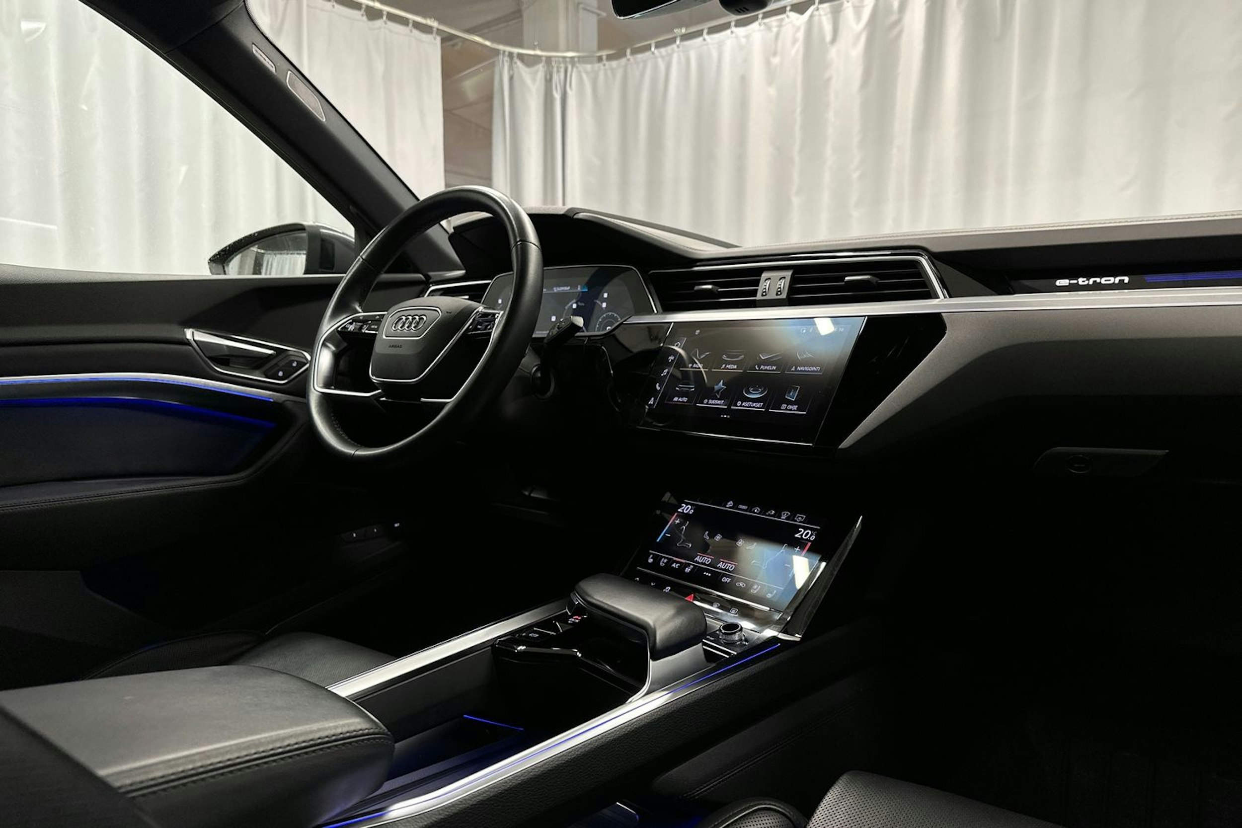 harmaa Audi e-tron 2022 kuva 33.
