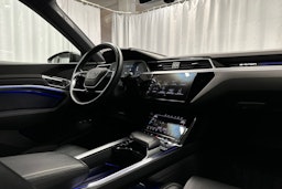 harmaa Audi e-tron 2022 kuva 33.