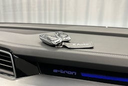 harmaa Audi e-tron 2022 kuva 34.