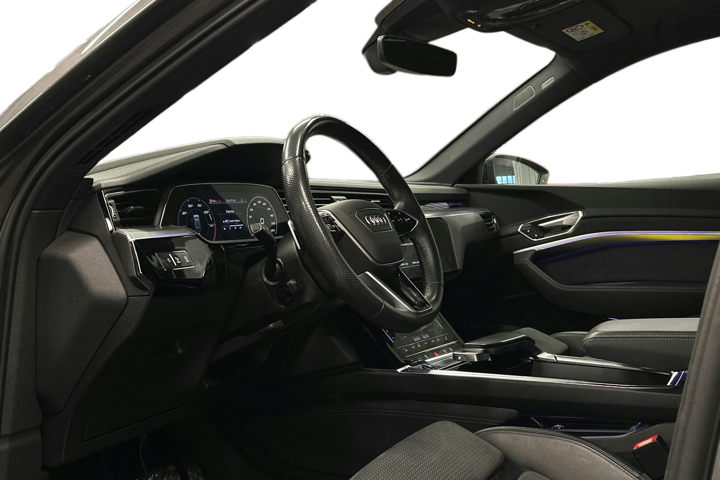 harmaa Audi e-tron 2022 kuva 3.