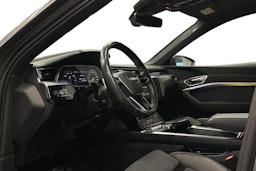 harmaa Audi e-tron 2022 kuva 3.