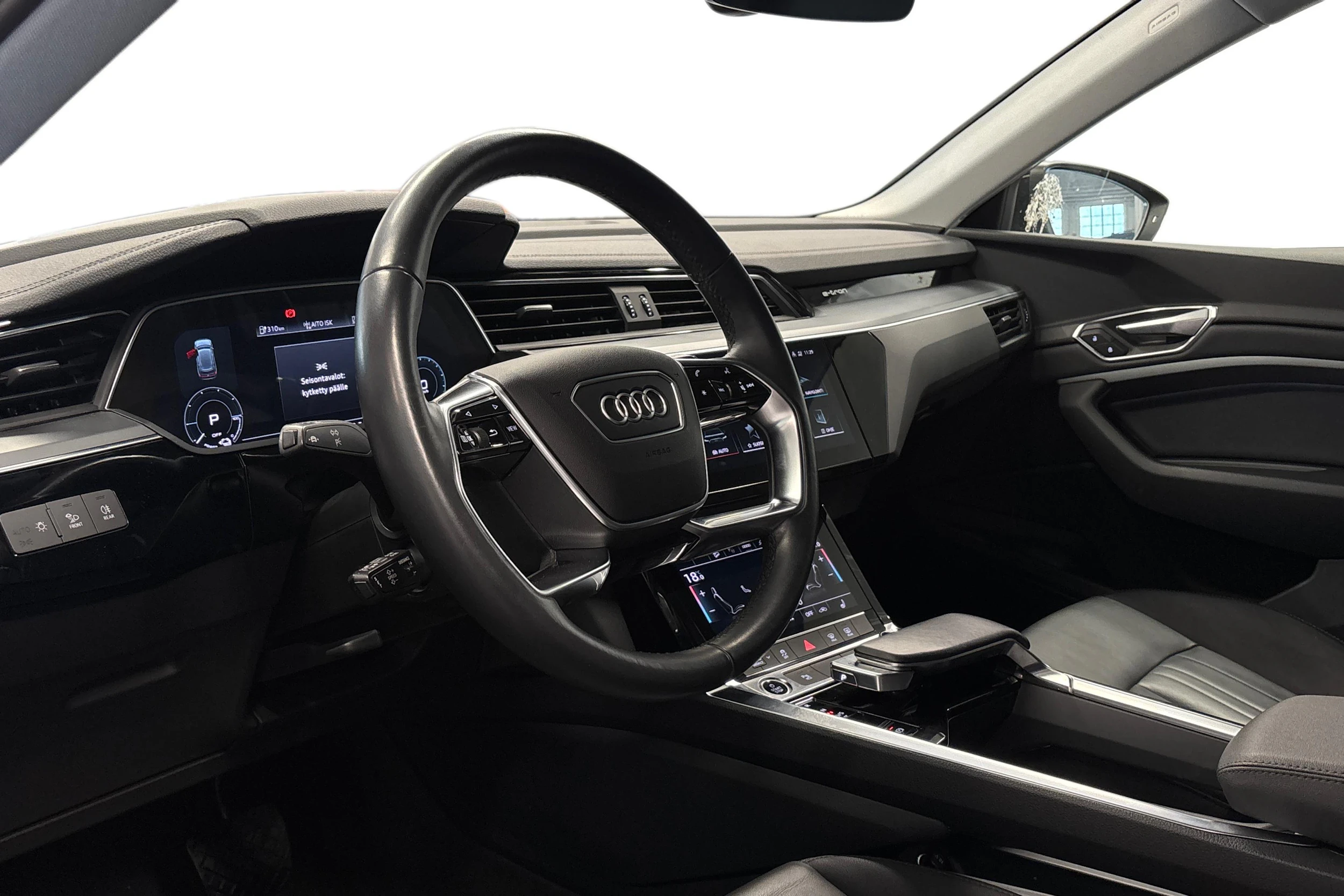 musta Audi e-tron 2022 kuva 3.