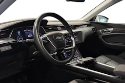 musta Audi e-tron 2022 kuva 3.