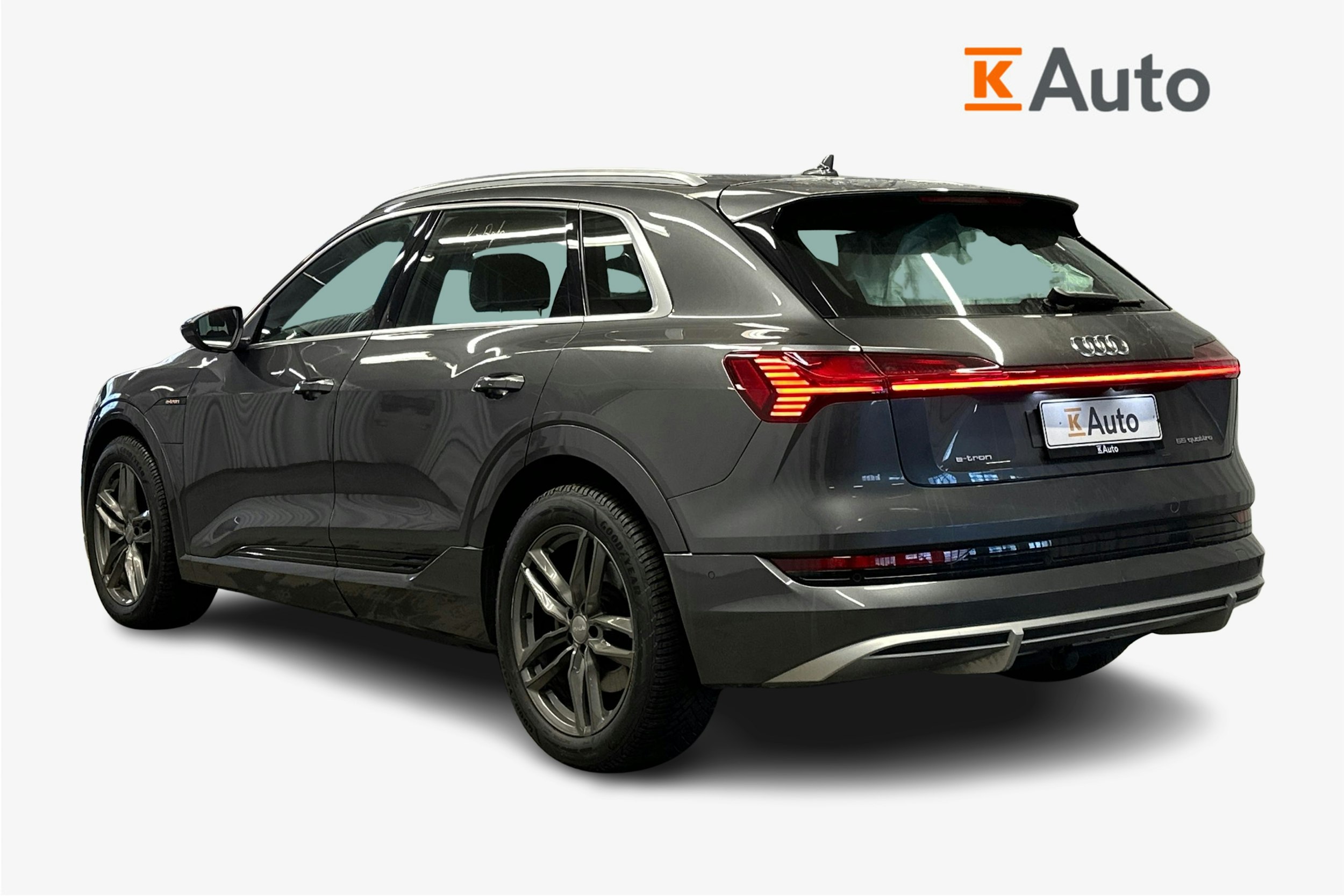 harmaa Audi e-tron 2022 kuva 2.