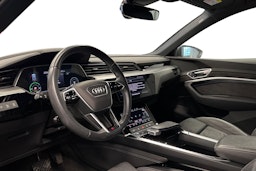harmaa Audi e-tron 2022 kuva 3.