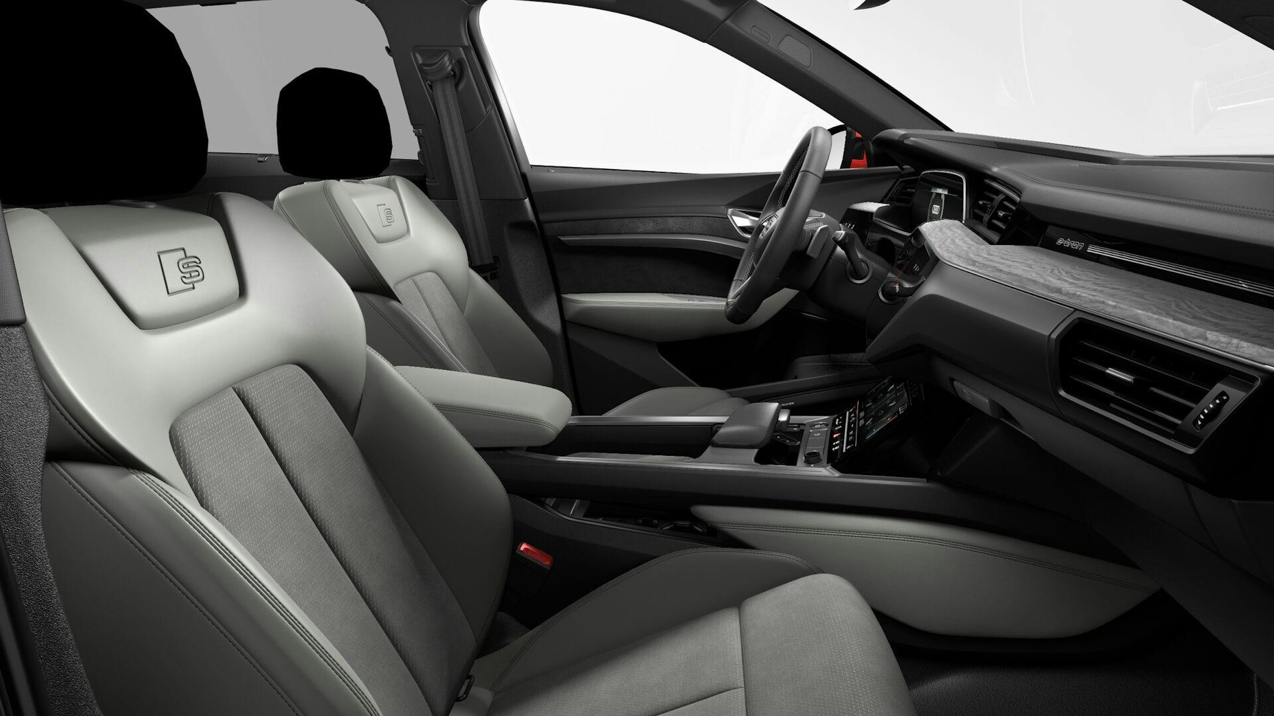 punainen Audi e-tron 2022 kuva 7.