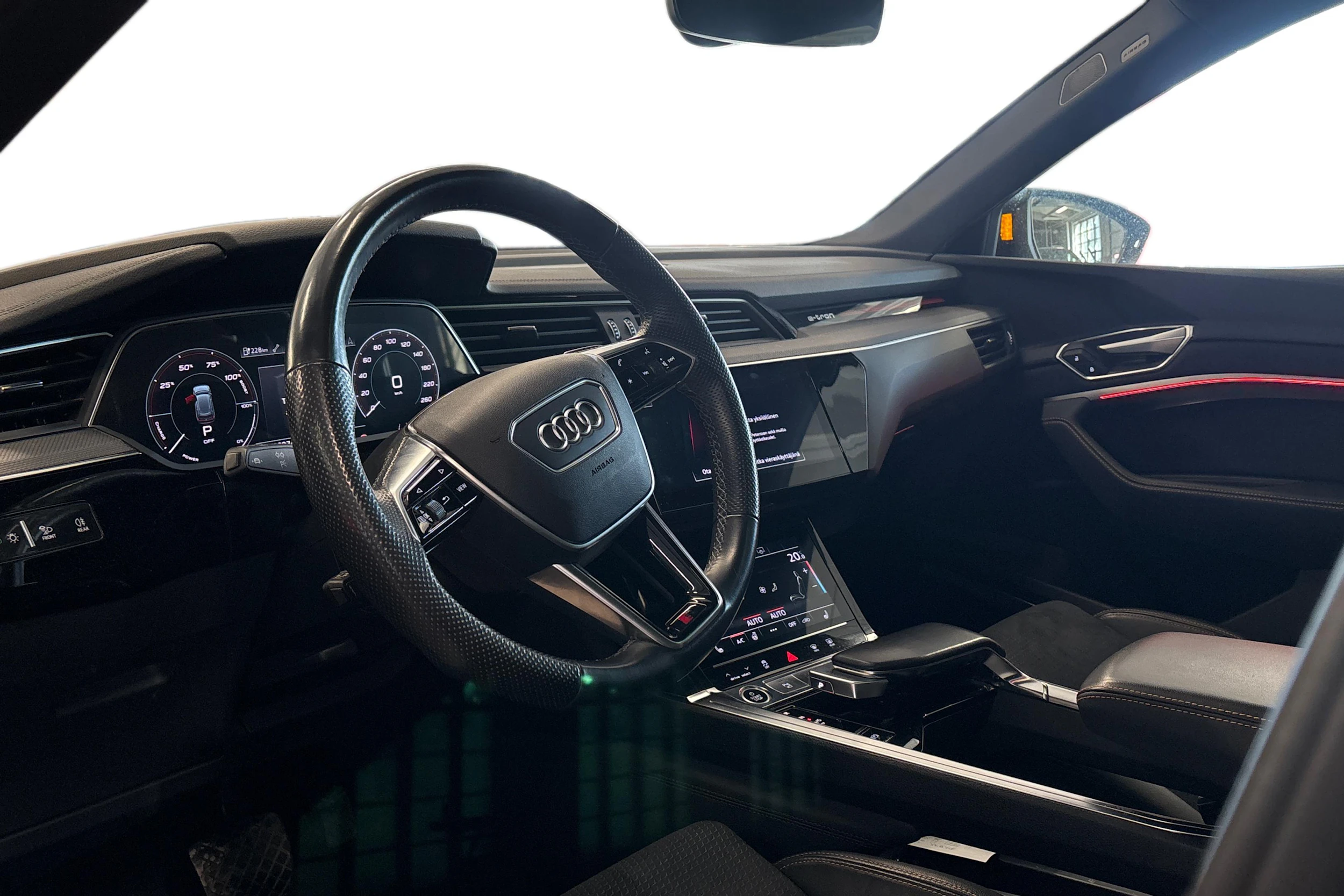 musta Audi e-tron 2022 kuva 3.
