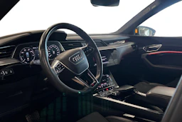 musta Audi e-tron 2022 kuva 3.