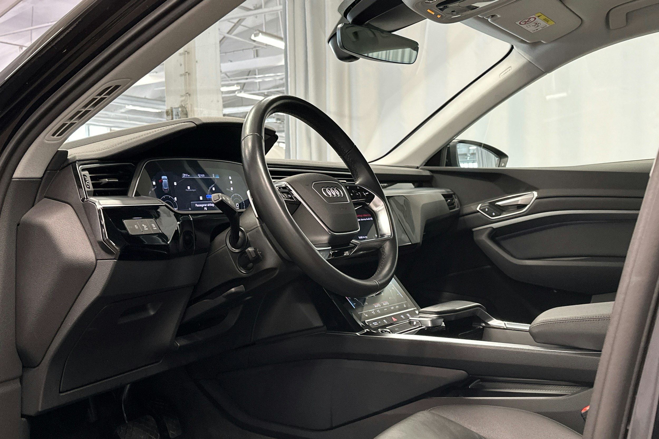 musta Audi e-tron 2022 kuva 3.