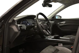 musta Audi e-tron 2022 kuva 3.