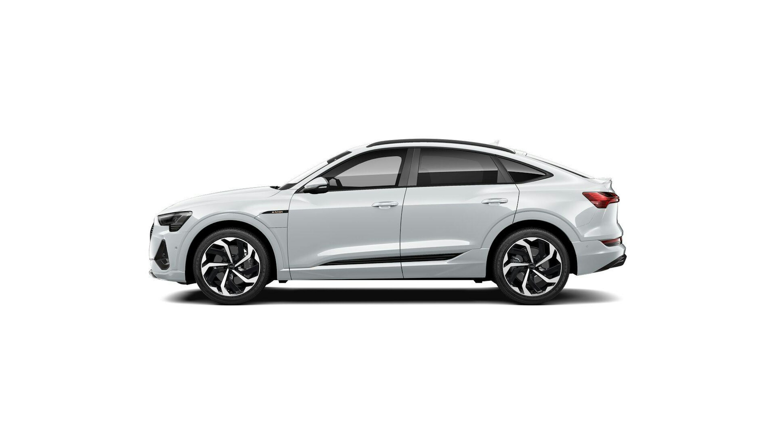 valkoinen Audi e-tron 2022 kuva 2.