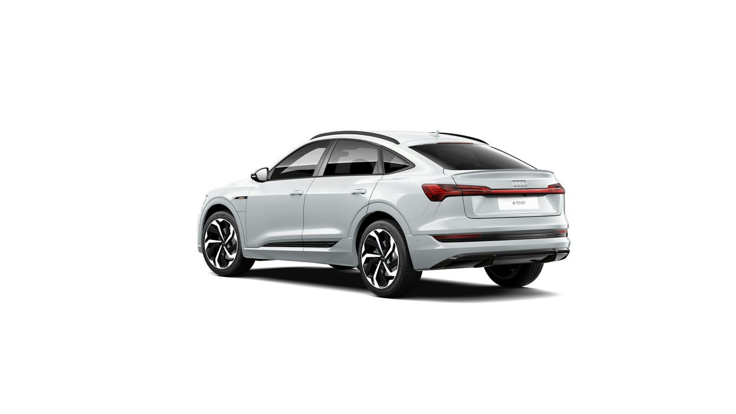 valkoinen Audi e-tron 2022 kuva 3.