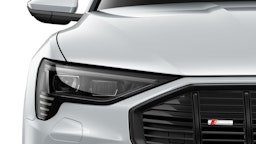 valkoinen Audi e-tron 2022 kuva 6.