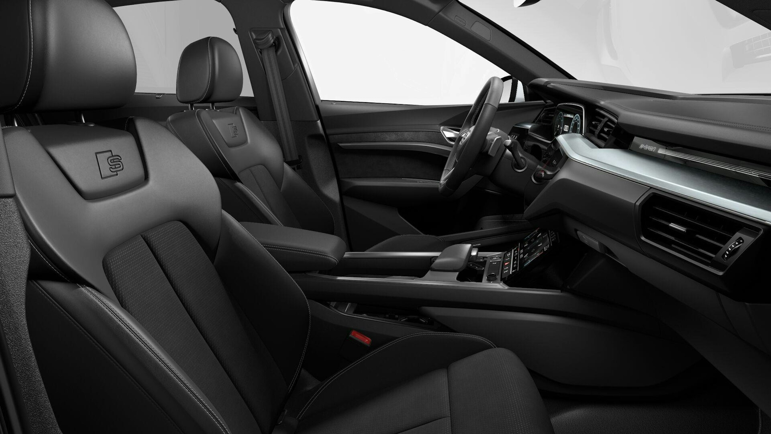 valkoinen Audi e-tron 2022 kuva 7.