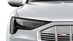 valkoinen Audi e-tron 2022 kuva 6.