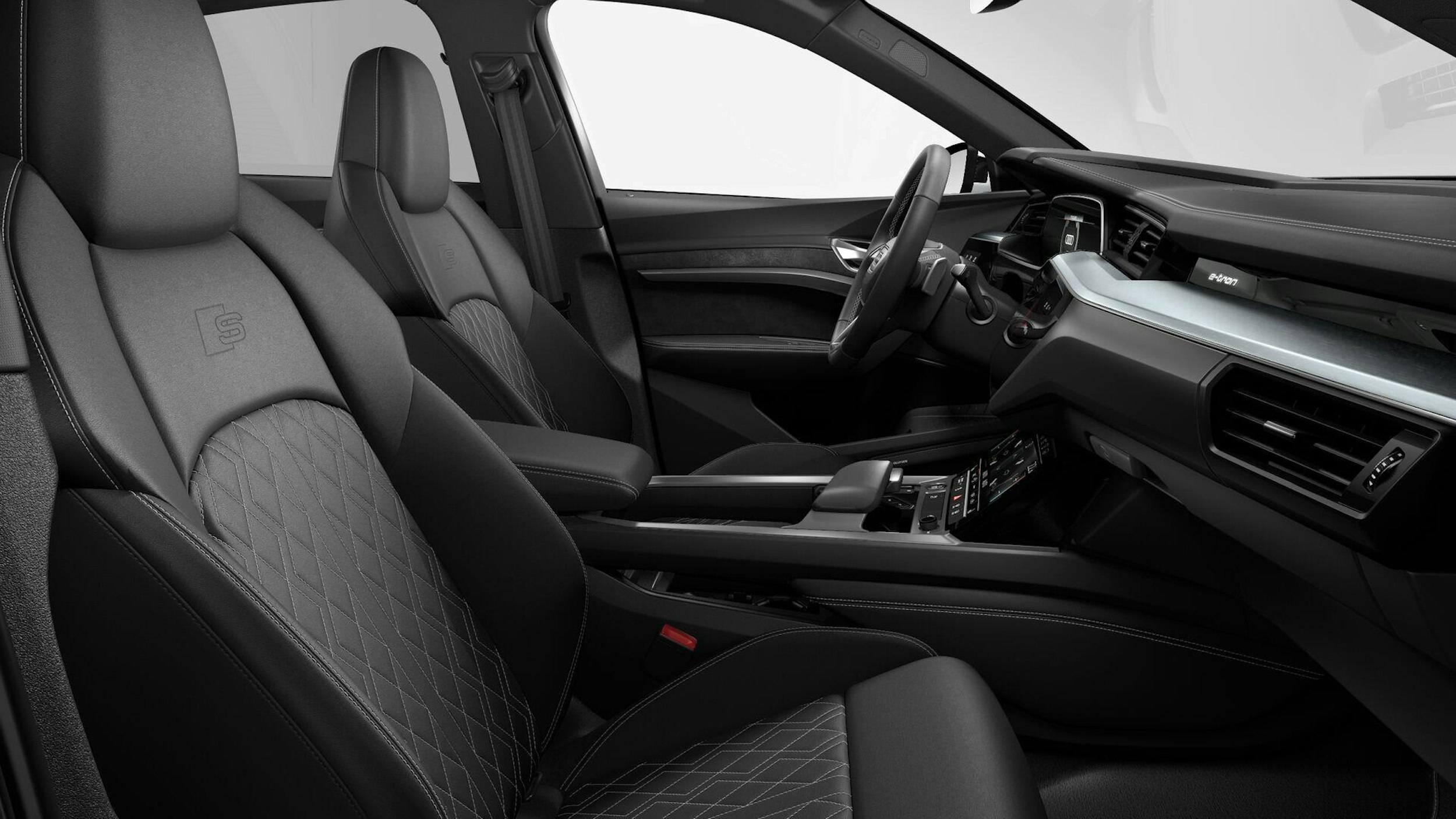 valkoinen Audi e-tron 2022 kuva 7.