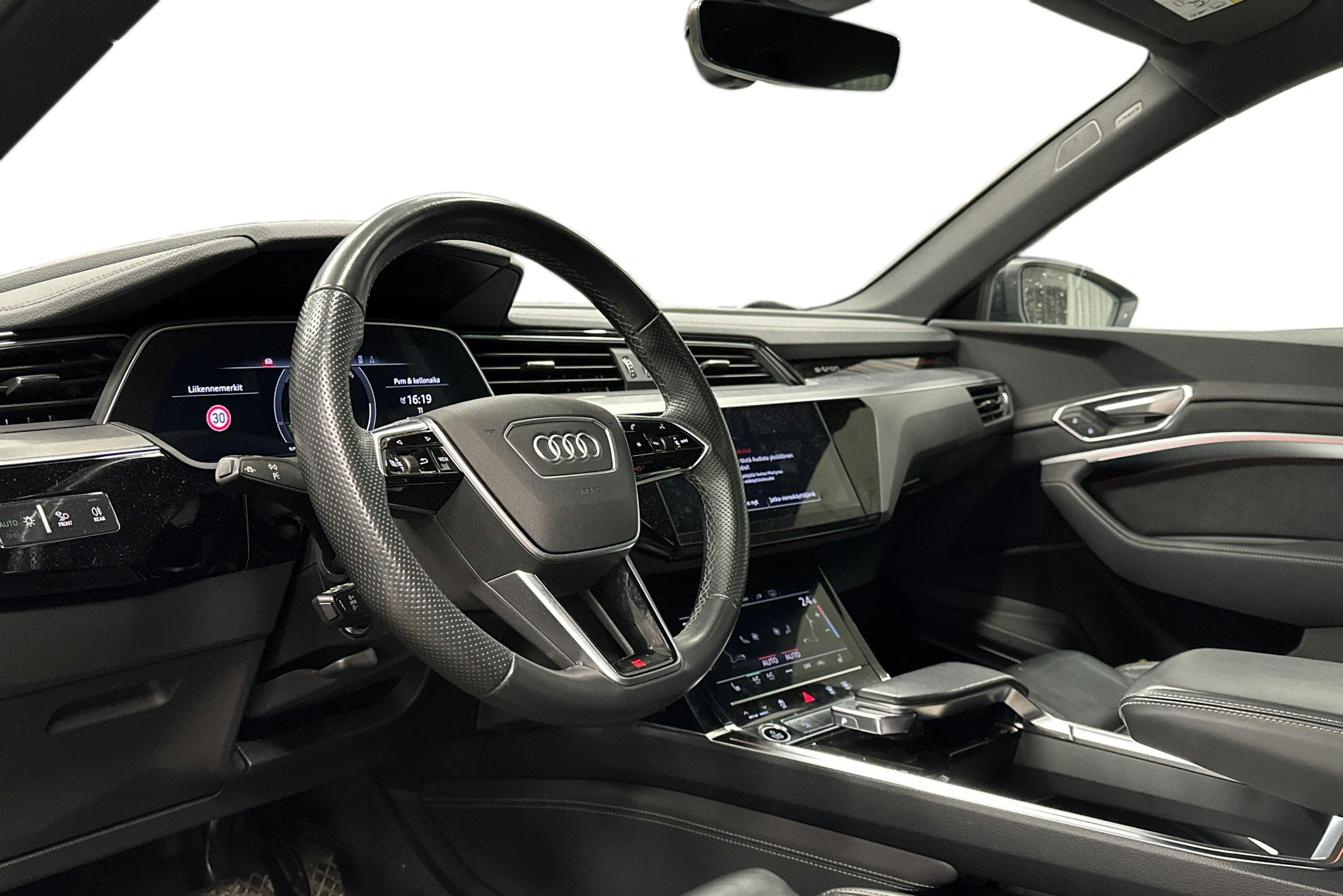 valkoinen Audi e-tron 2022 kuva 3.