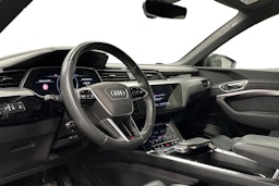 valkoinen Audi e-tron 2022 kuva 3.