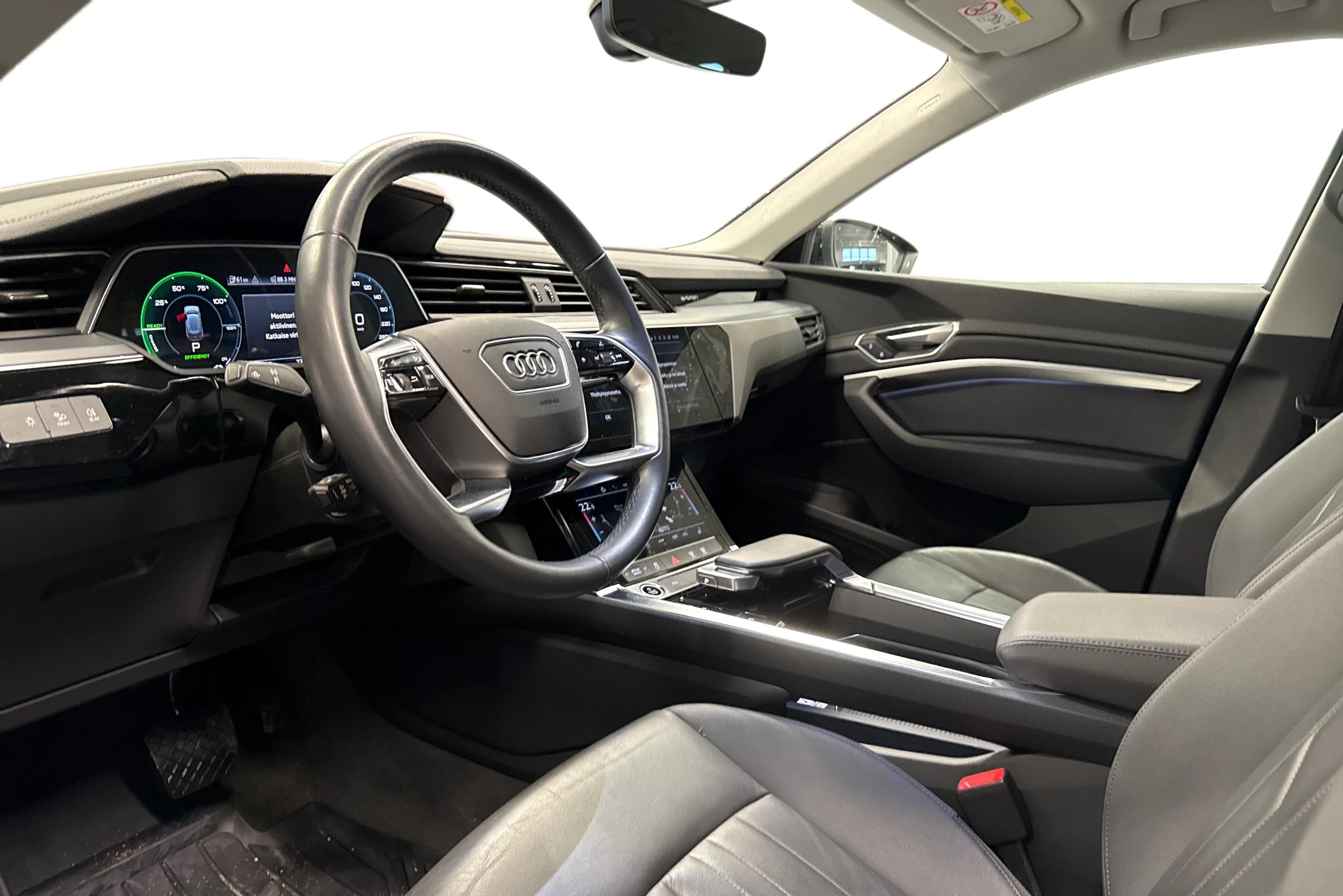 musta Audi e-tron 2022 kuva 3.