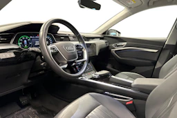 musta Audi e-tron 2022 kuva 3.