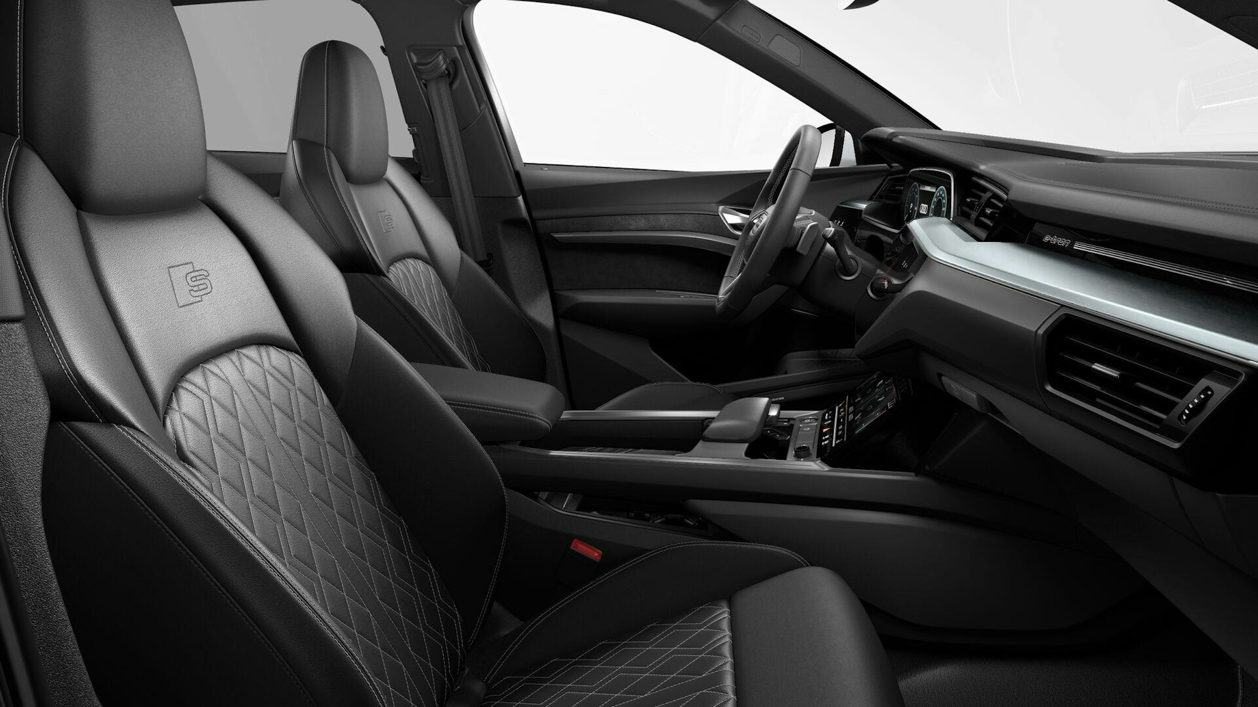 valkoinen Audi e-tron 2022 kuva 7.