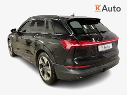 musta Audi e-tron 2022 kuva 3.