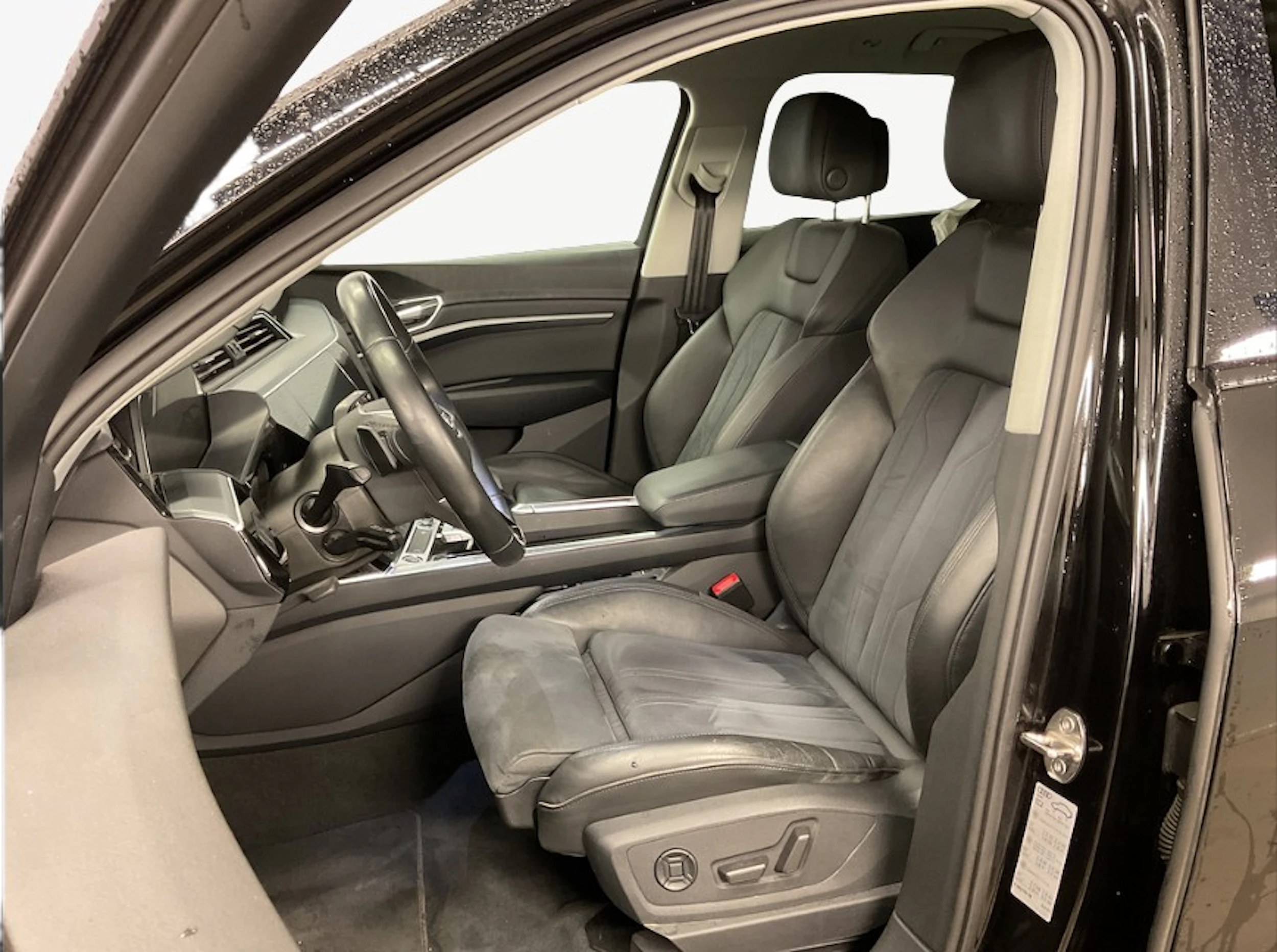 musta Audi e-tron 2022 kuva 4.