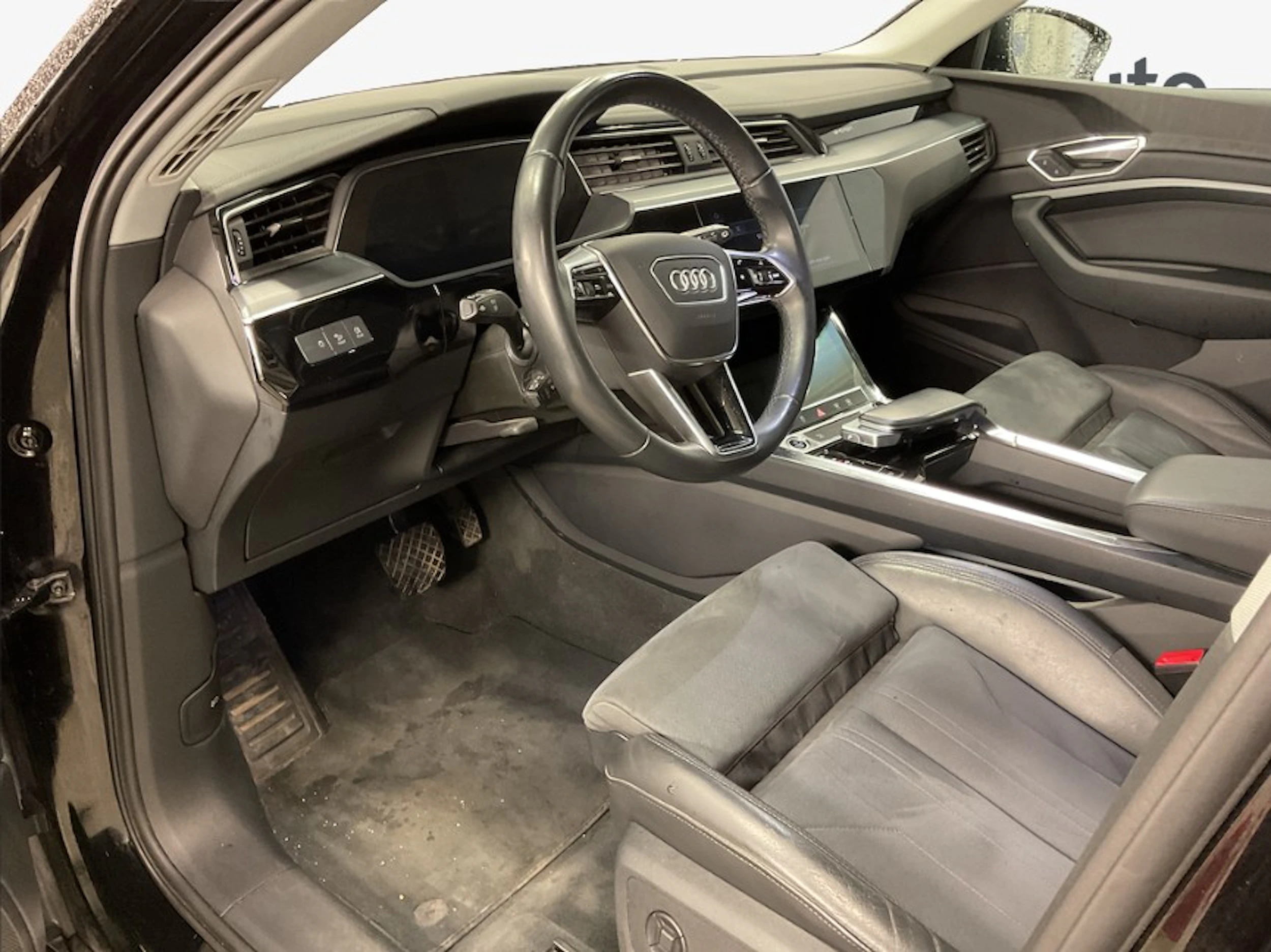 musta Audi e-tron 2022 kuva 5.