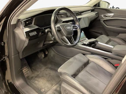 musta Audi e-tron 2022 kuva 5.