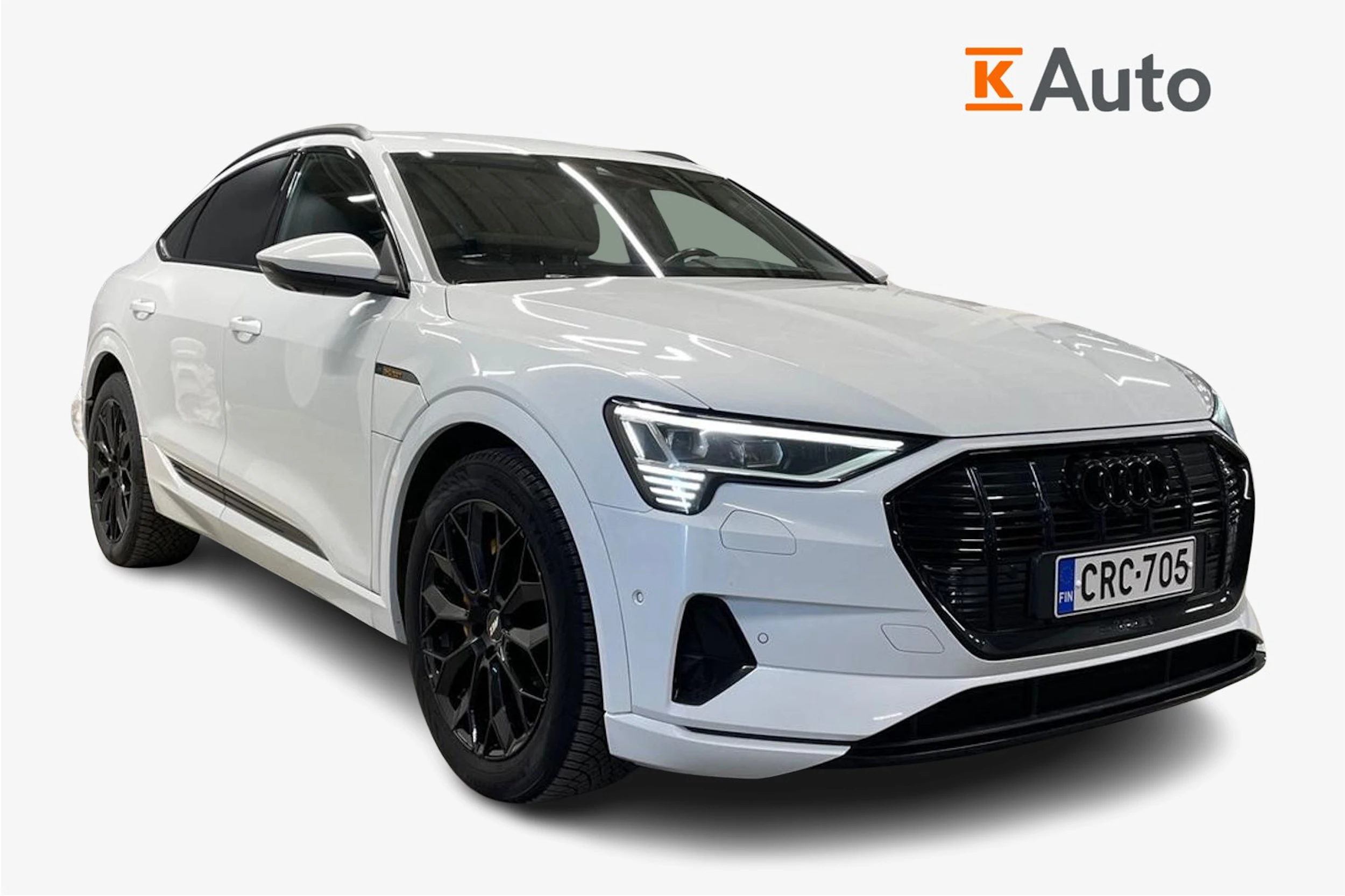 Valkoinen Audi e-tron 2022 kuva 1.