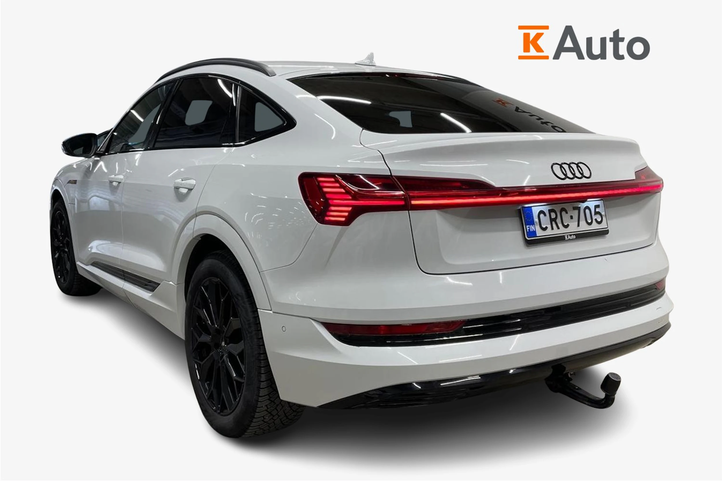 Valkoinen Audi e-tron 2022 kuva 3.