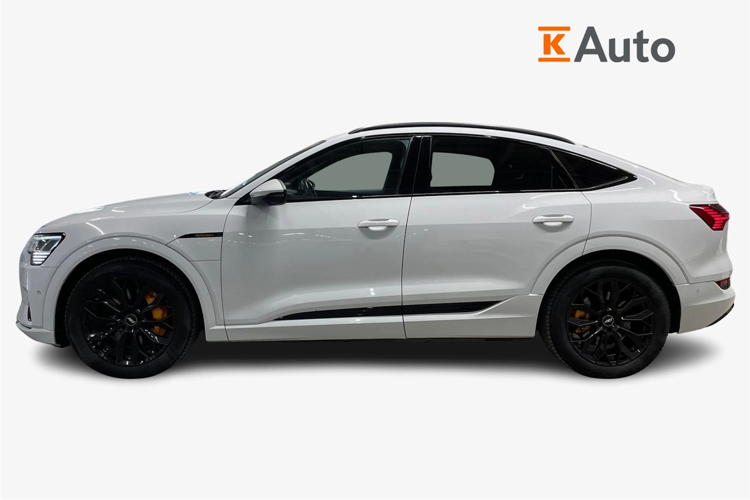 Valkoinen Audi e-tron 2022 kuva 7.