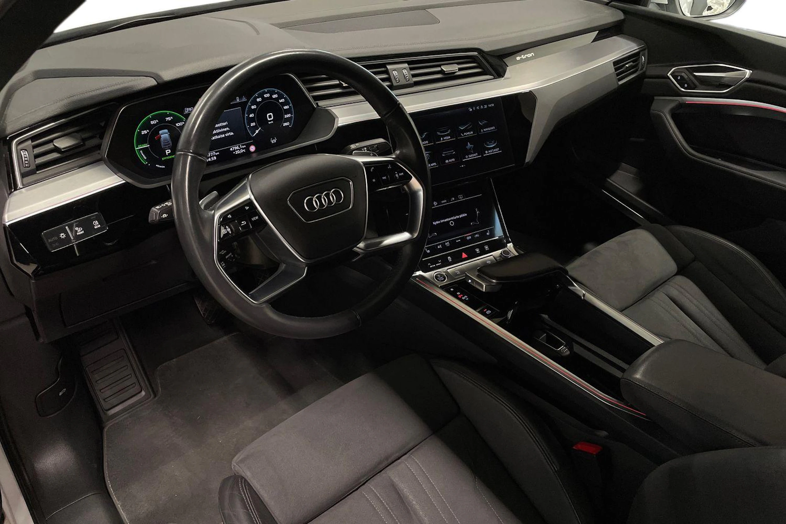 Valkoinen Audi e-tron 2022 kuva 8.