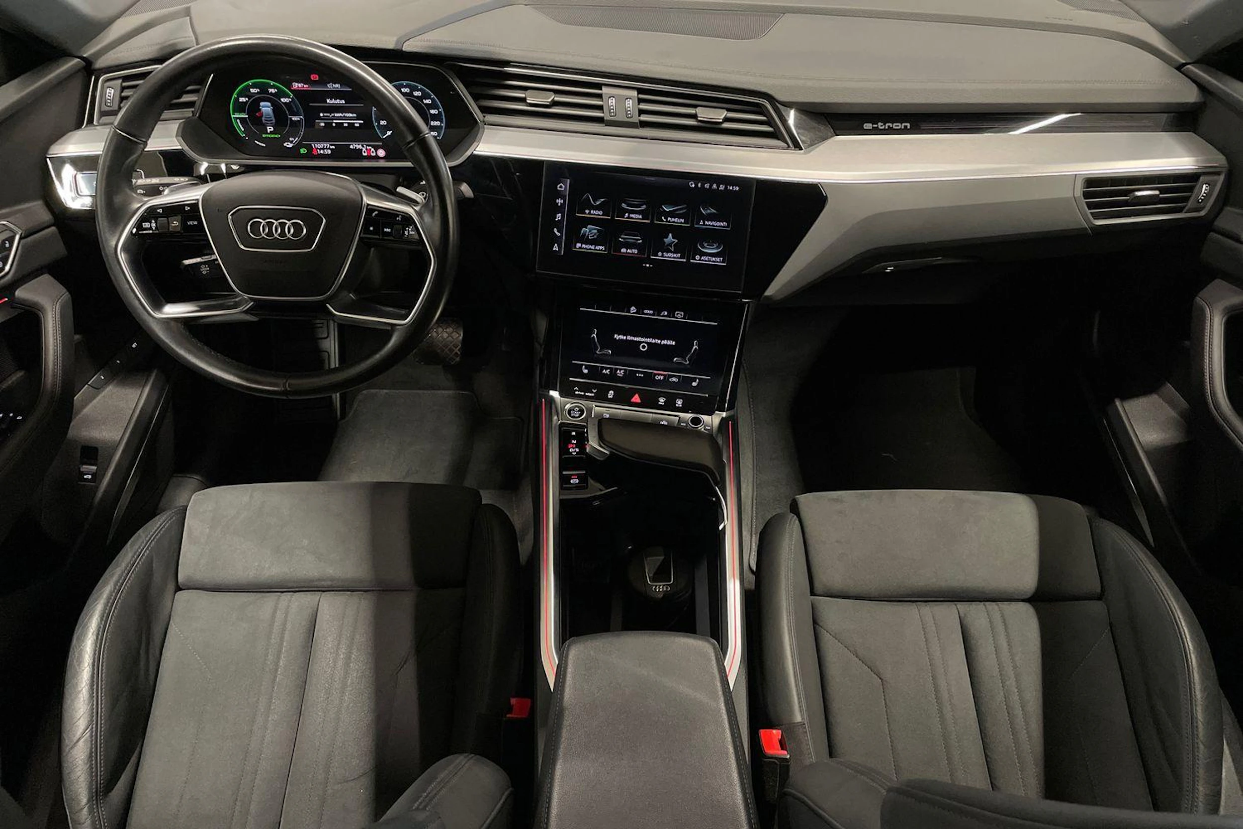 Valkoinen Audi e-tron 2022 kuva 9.