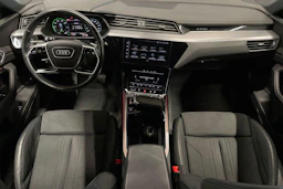 Valkoinen Audi e-tron 2022 kuva 9.