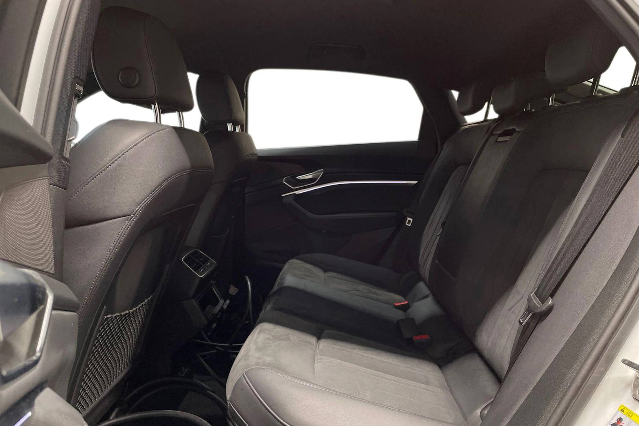 Valkoinen Audi e-tron 2022 kuva 11.