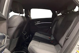 Valkoinen Audi e-tron 2022 kuva 11.