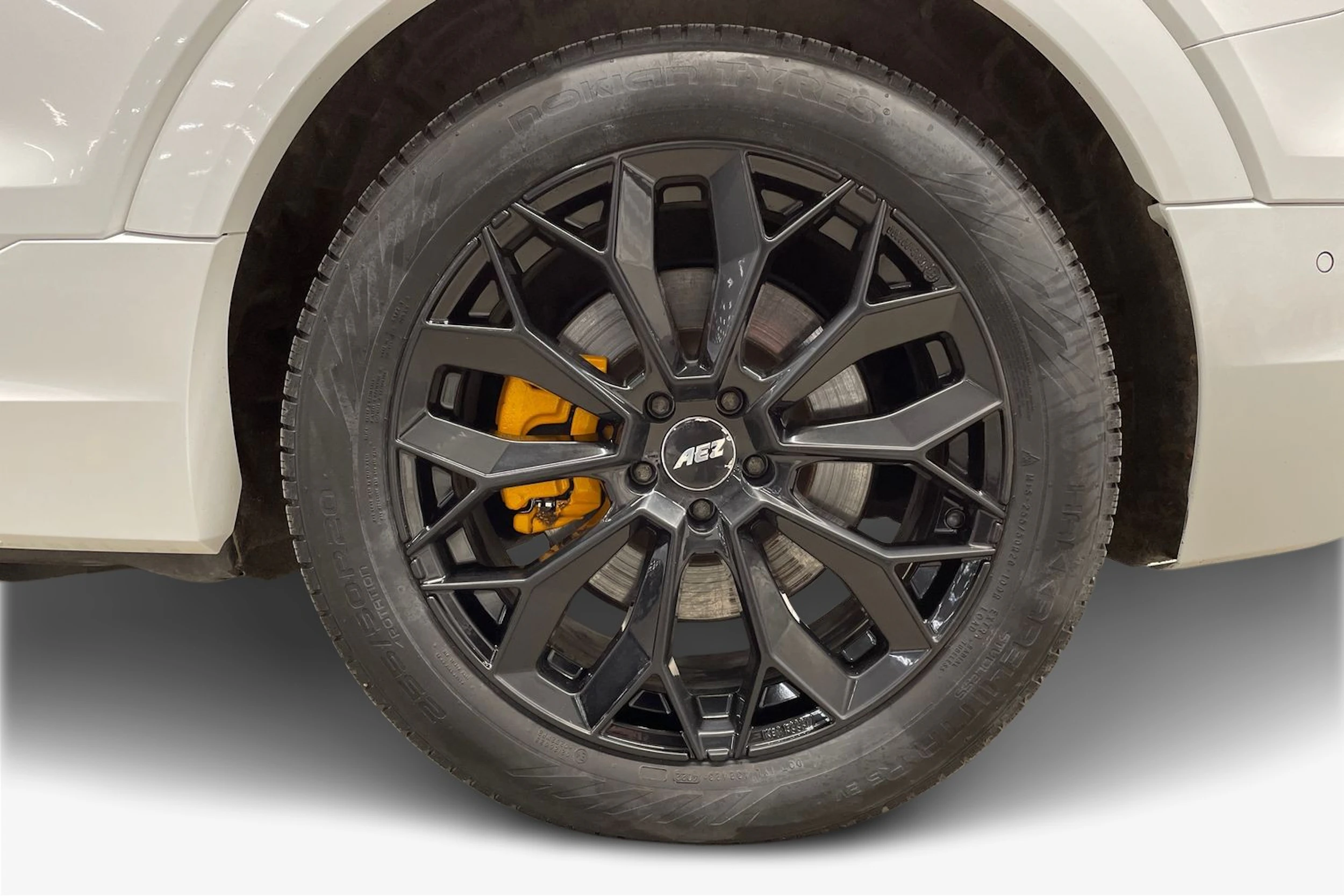 Valkoinen Audi e-tron 2022 kuva 12.