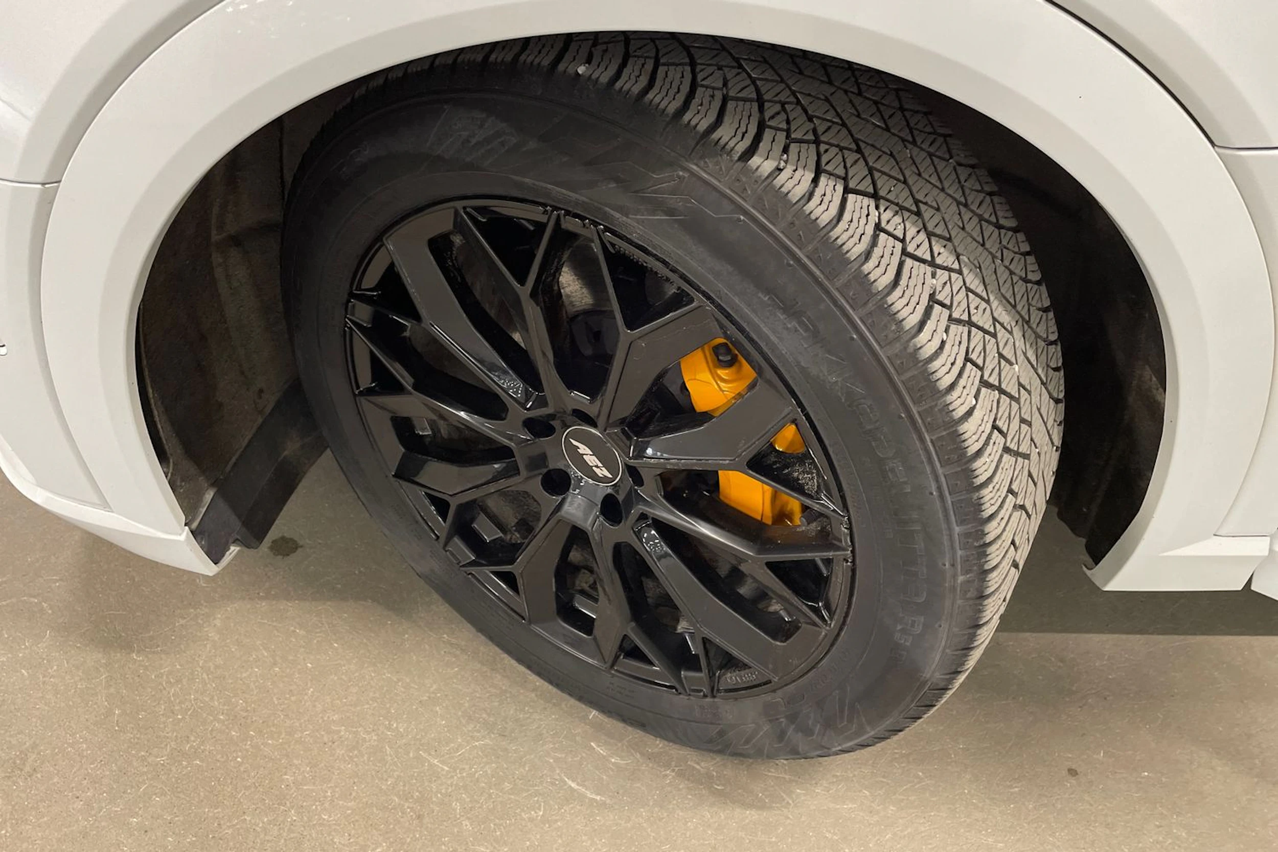 Valkoinen Audi e-tron 2022 kuva 13.