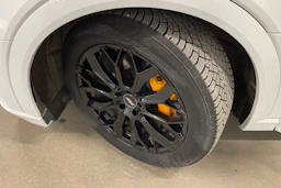 Valkoinen Audi e-tron 2022 kuva 13.