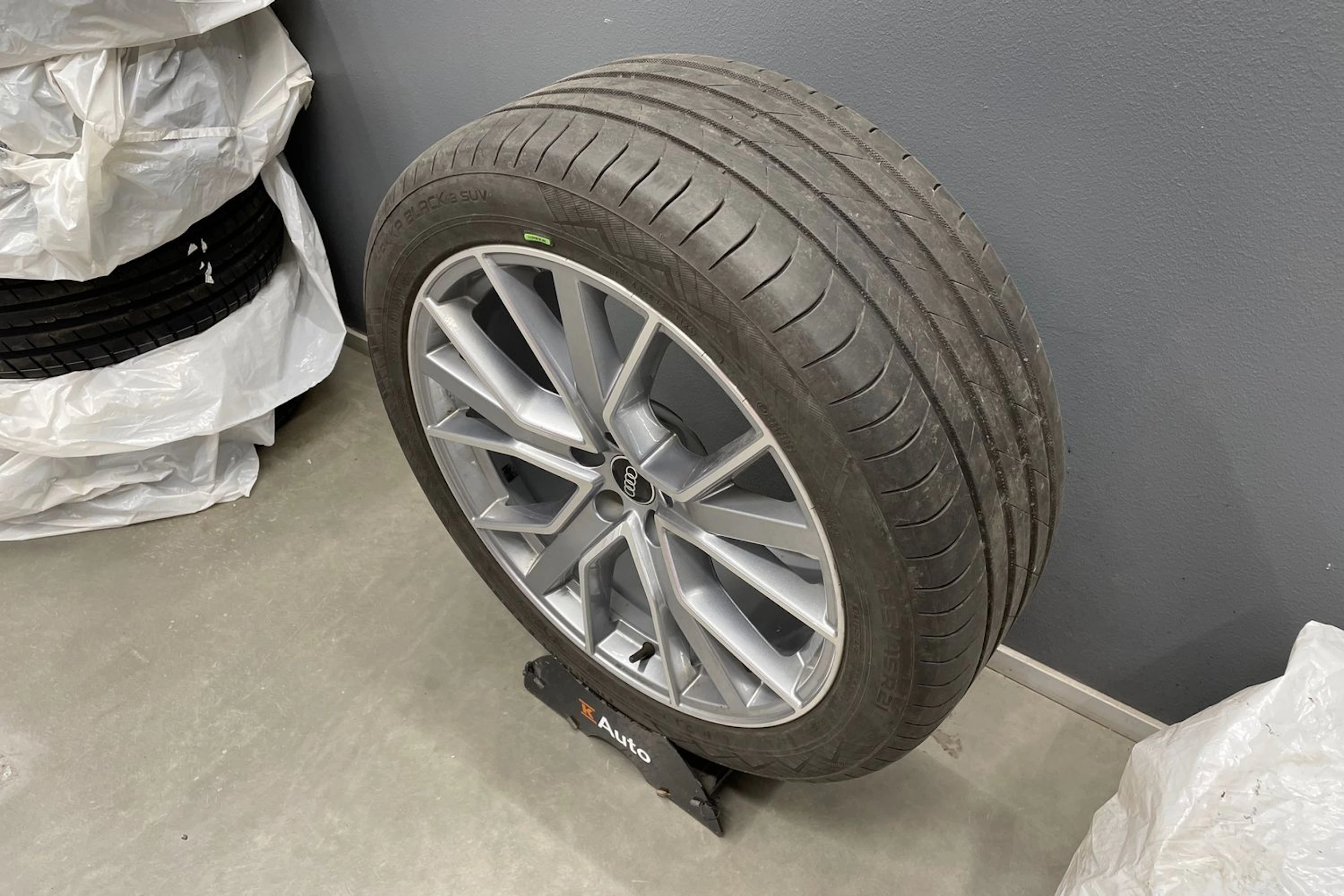 Valkoinen Audi e-tron 2022 kuva 15.