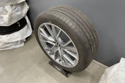 Valkoinen Audi e-tron 2022 kuva 15.