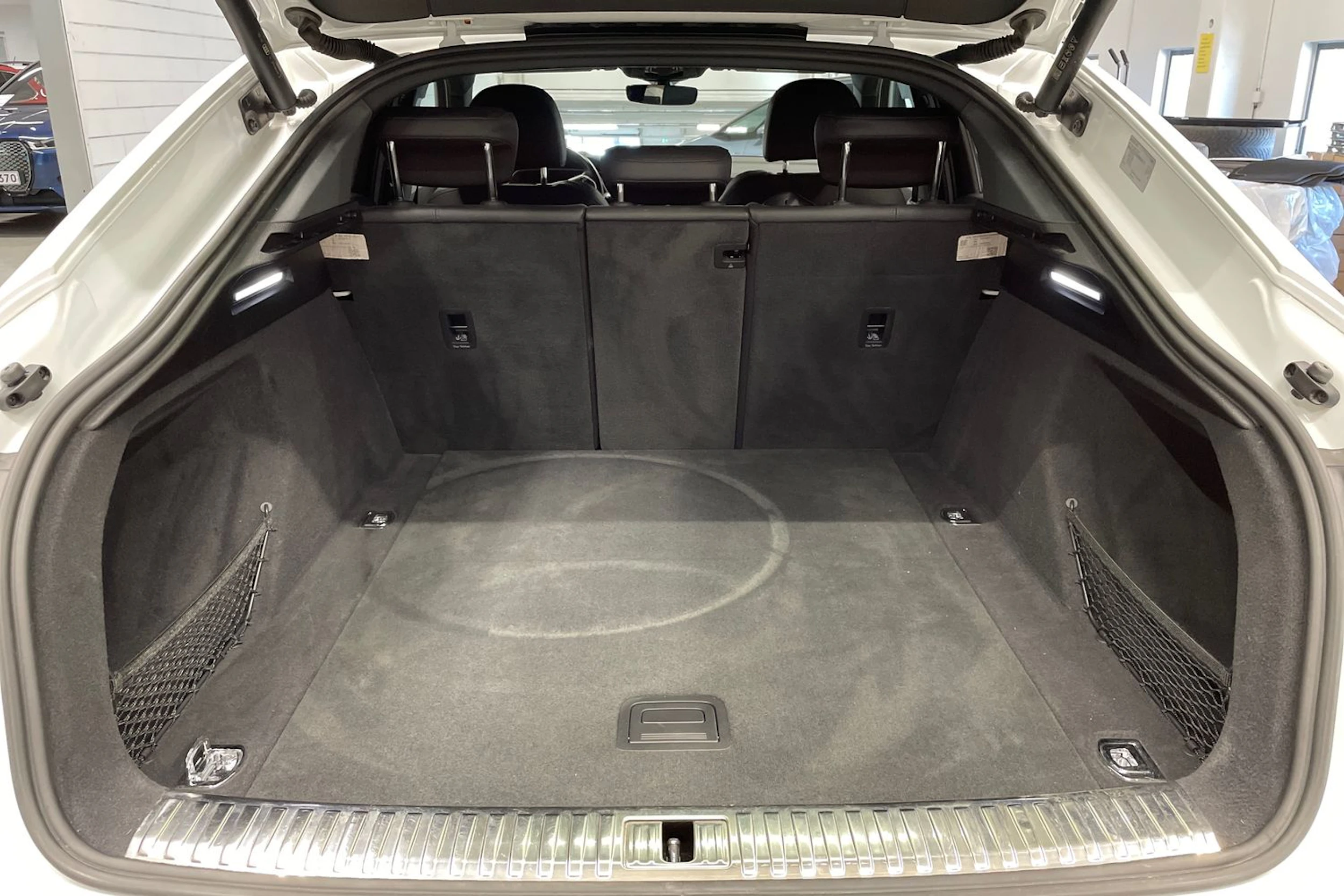 Valkoinen Audi e-tron 2022 kuva 16.