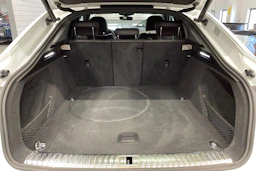 Valkoinen Audi e-tron 2022 kuva 16.